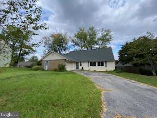 ranch-style home with a front yard