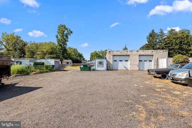 view of yard featuring an outdoor structure