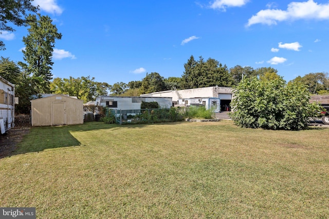 view of yard featuring a storage shed