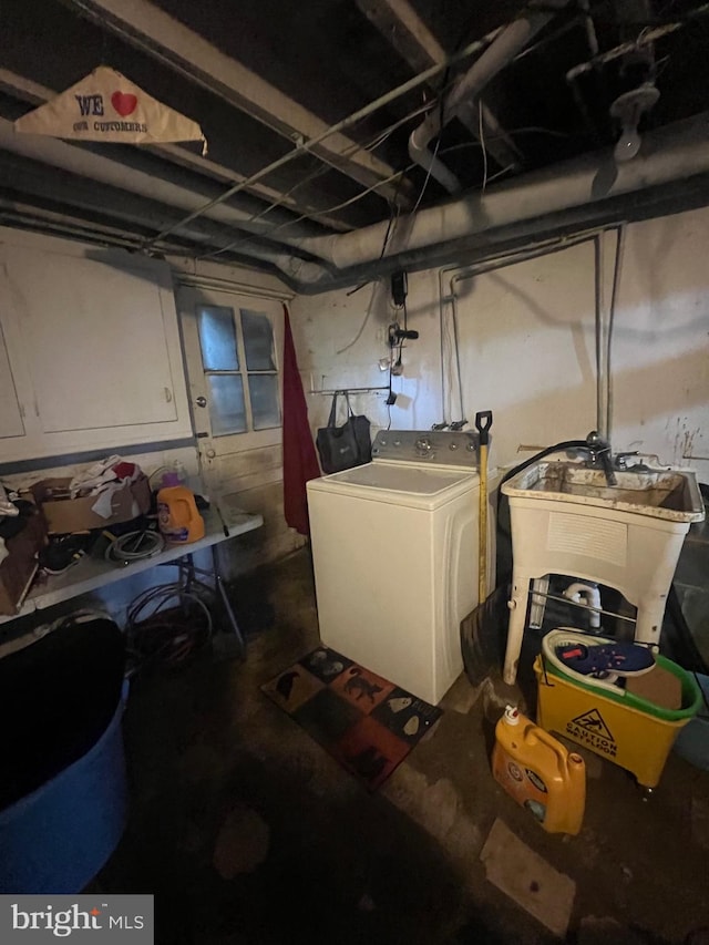 basement with washing machine and dryer