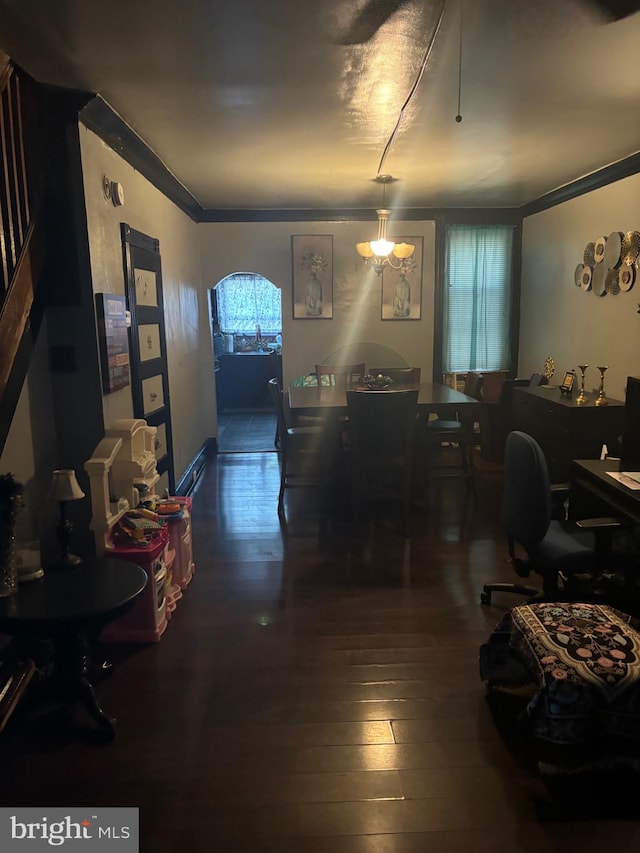 living room featuring ornamental molding, dark hardwood / wood-style floors, and an inviting chandelier