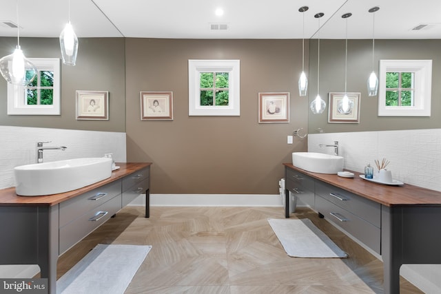 bathroom featuring vanity and decorative backsplash