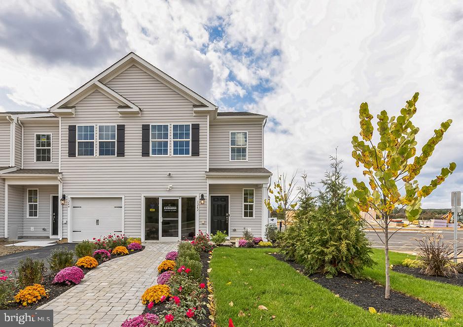 view of front of home with a garage and a front yard