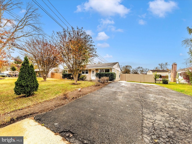 view of front of home with a front lawn