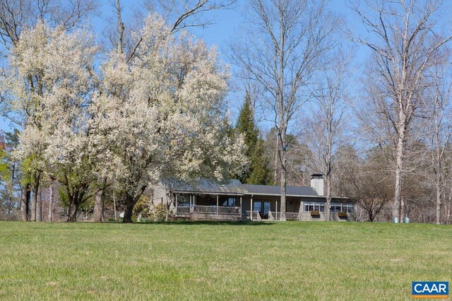 view of front of home featuring a front yard