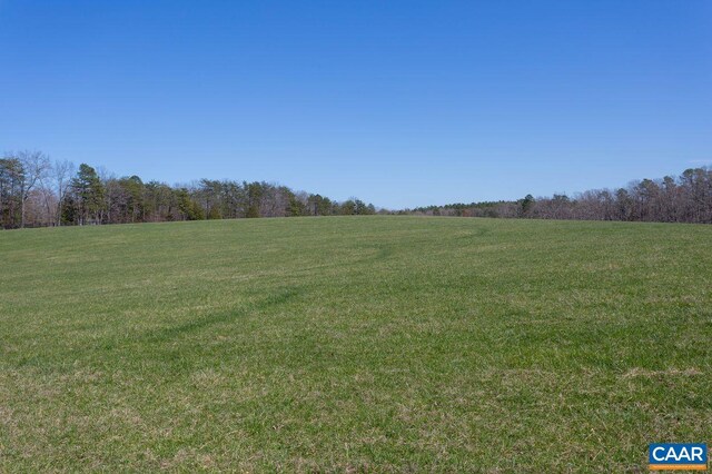 view of yard featuring a rural view