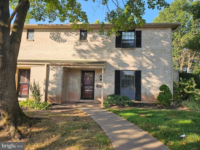 view of front facade with a front yard