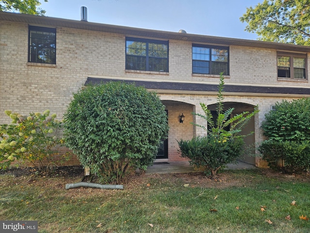 townhome / multi-family property featuring a front yard