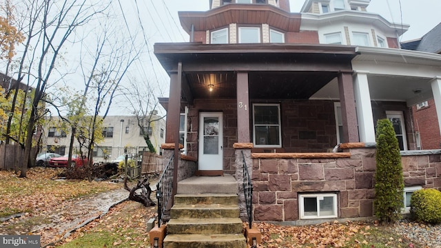 property entrance featuring a porch