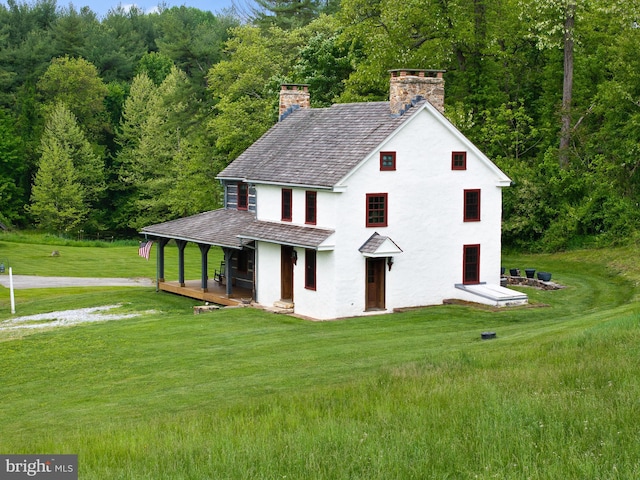 view of front facade with a front lawn