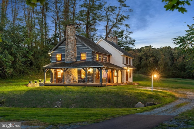 view of front of property featuring a lawn