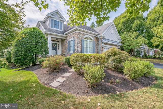 view of front facade with a front yard