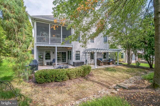 rear view of house featuring a patio, a pergola, and ceiling fan