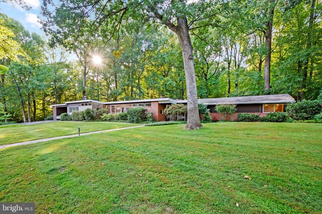 single story home featuring a front lawn