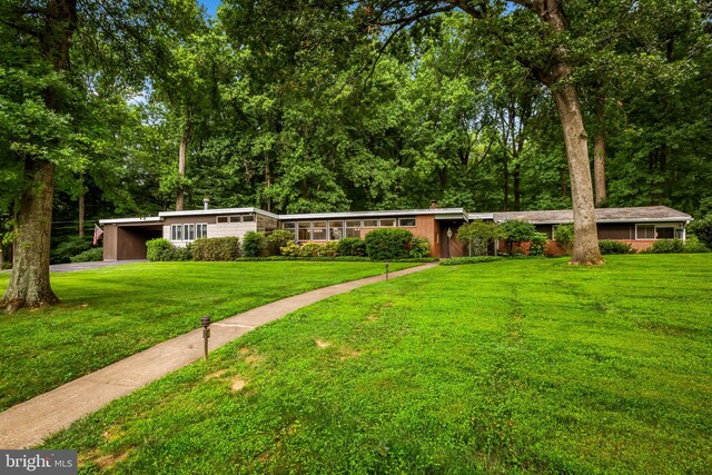 ranch-style home featuring a front lawn