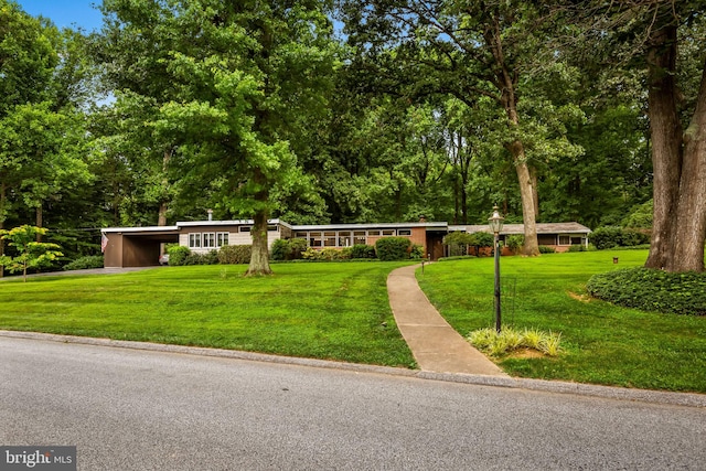 view of front facade featuring a front lawn