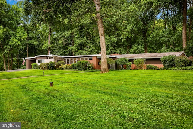 view of front facade featuring a front yard