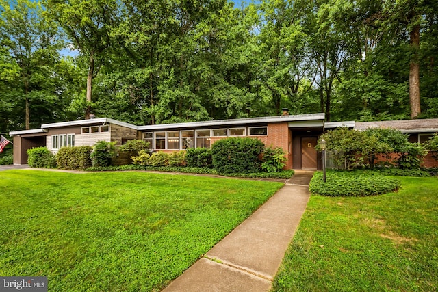 ranch-style house featuring a front lawn