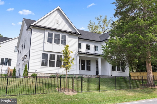 view of front of property featuring a front yard