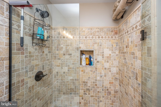 bathroom featuring tiled shower