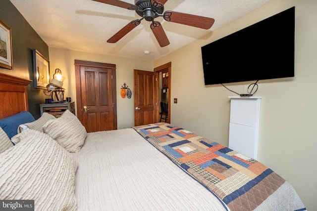 bedroom featuring a textured ceiling and ceiling fan