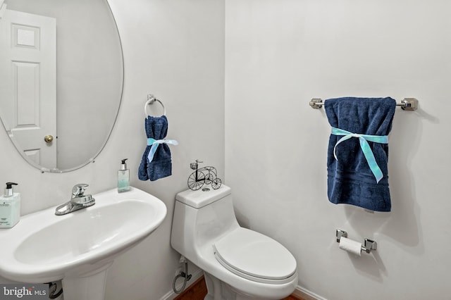 bathroom featuring toilet and sink