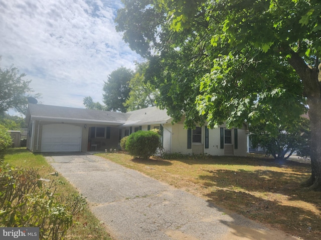 view of front facade featuring a front yard and a garage