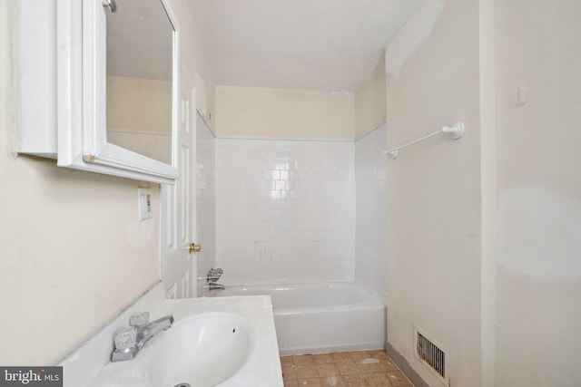 bathroom with tiled shower / bath and sink