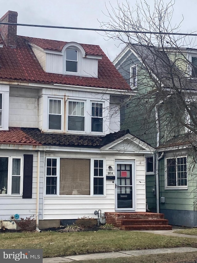 view of front of property featuring a front lawn