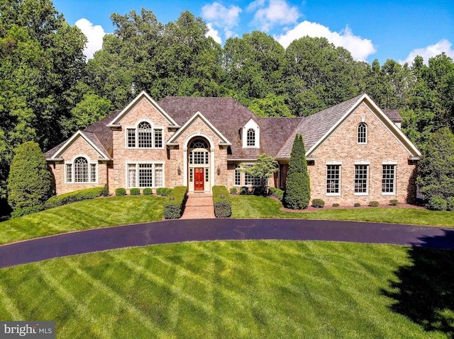 view of front of home featuring a front lawn