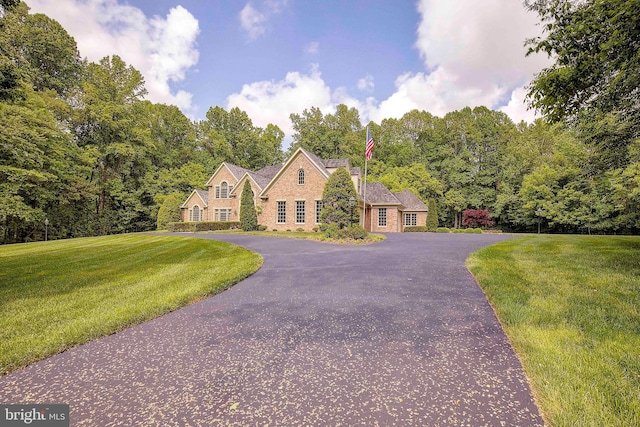 view of front facade featuring a front lawn