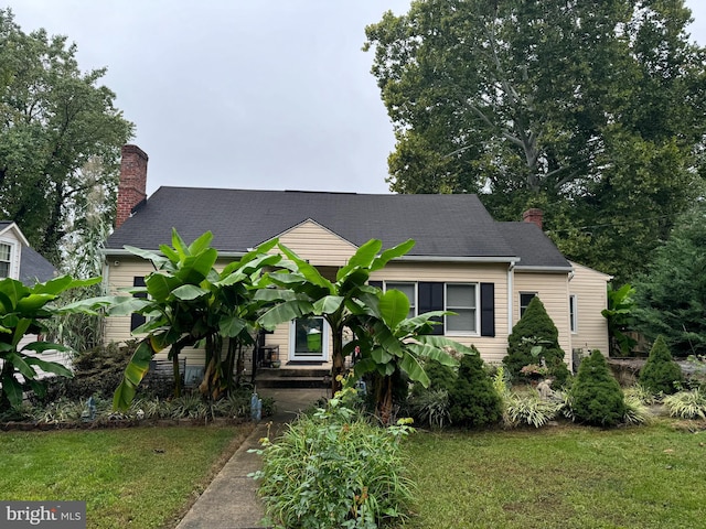 view of front of home with a front yard