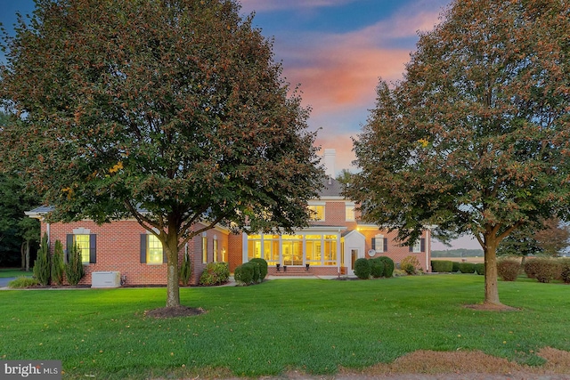 view of front of house featuring a yard