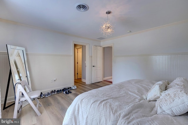 20459 Troyer Ln, Lincoln, DE 19960 - bedroom featuring an inviting chandelier, visible vents, wood finished floors, wainscoting, and baseboards