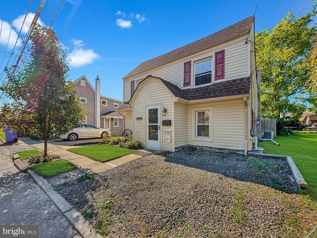 view of front of house with a front yard