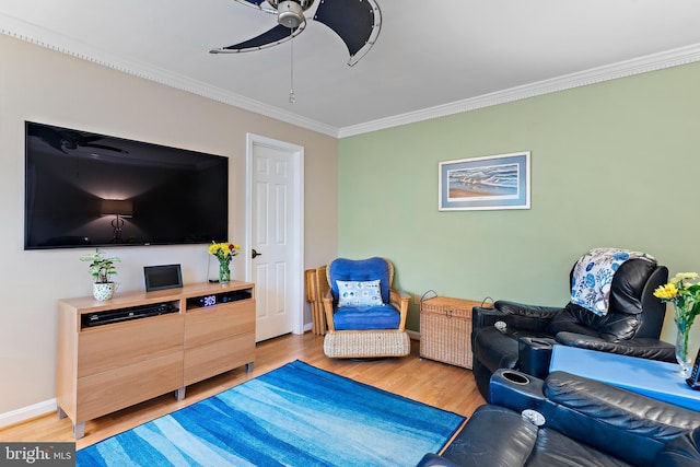 living room featuring crown molding, light hardwood / wood-style flooring, and ceiling fan