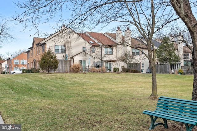 view of front facade featuring a front yard