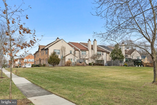 view of front of home featuring a front yard