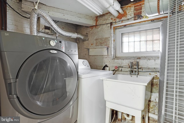 laundry area with sink and independent washer and dryer