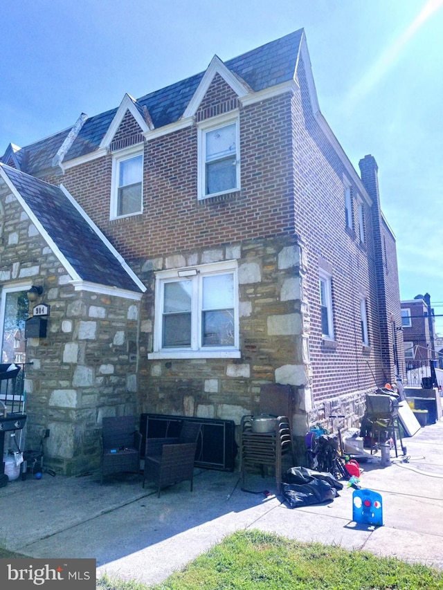 view of front facade with a patio