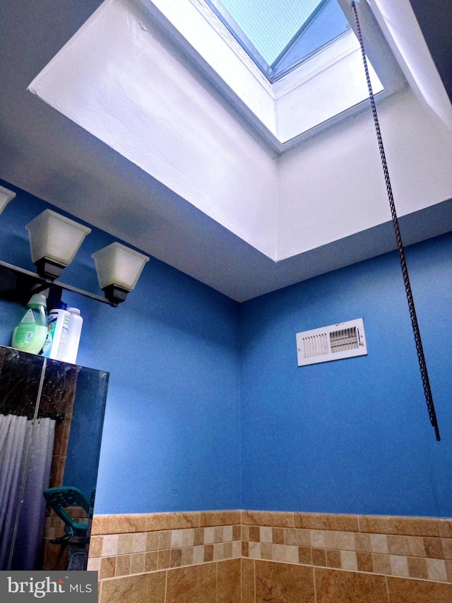 room details featuring a skylight