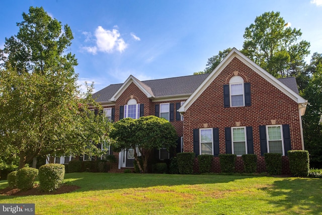 colonial inspired home featuring a front yard