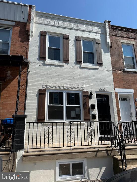 view of front of property featuring a balcony