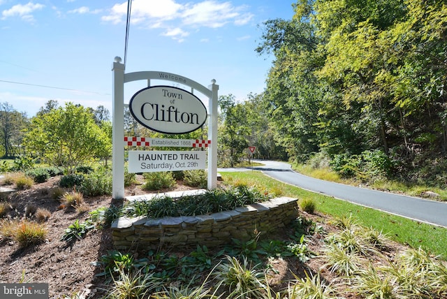 view of community / neighborhood sign