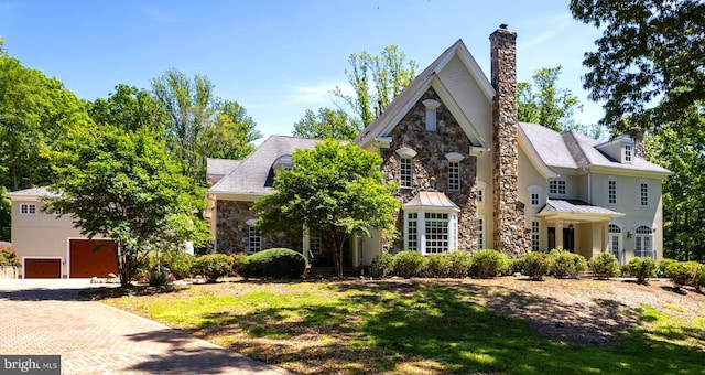 view of front of home featuring a front yard