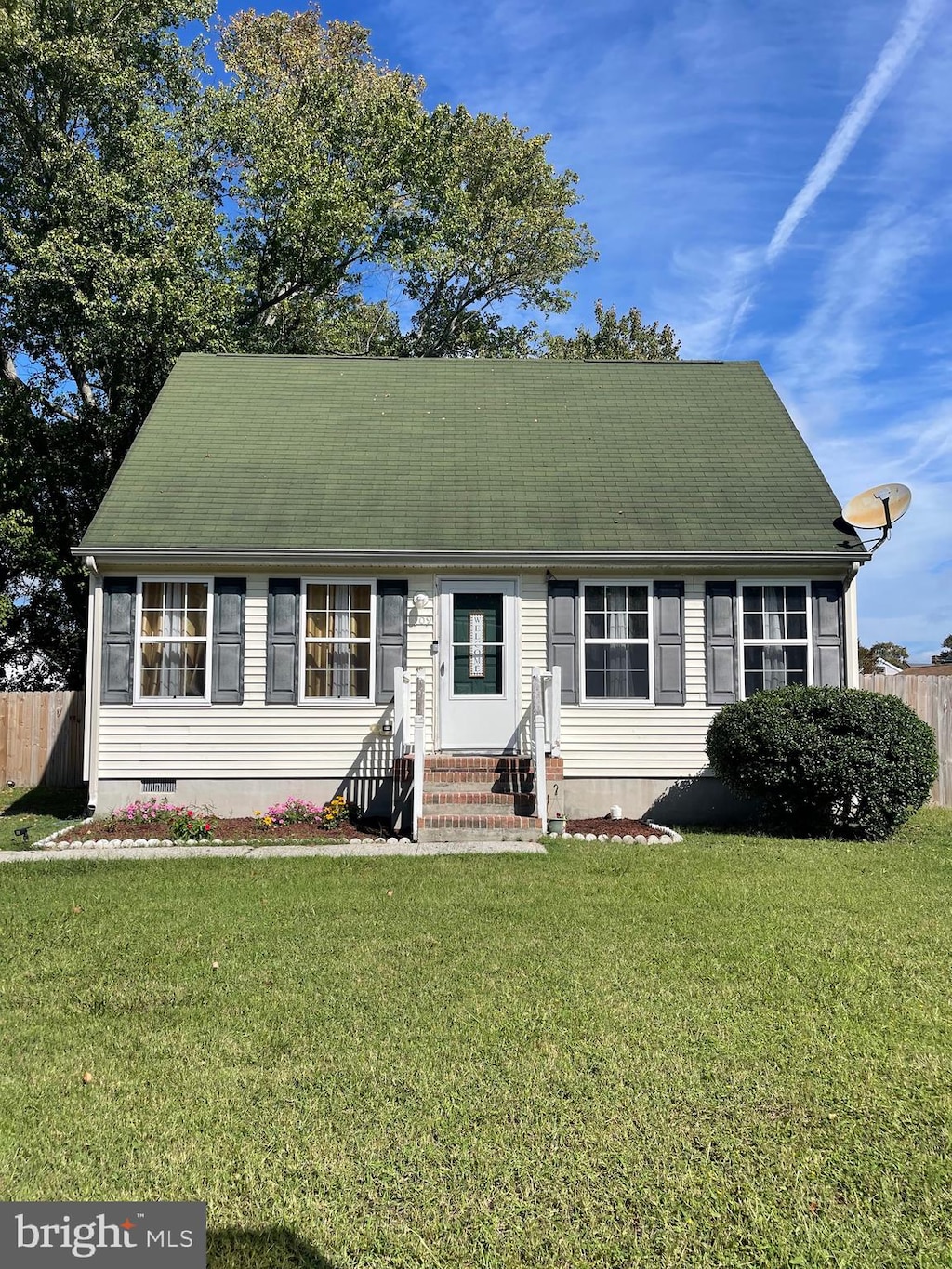 view of front of home with a front lawn