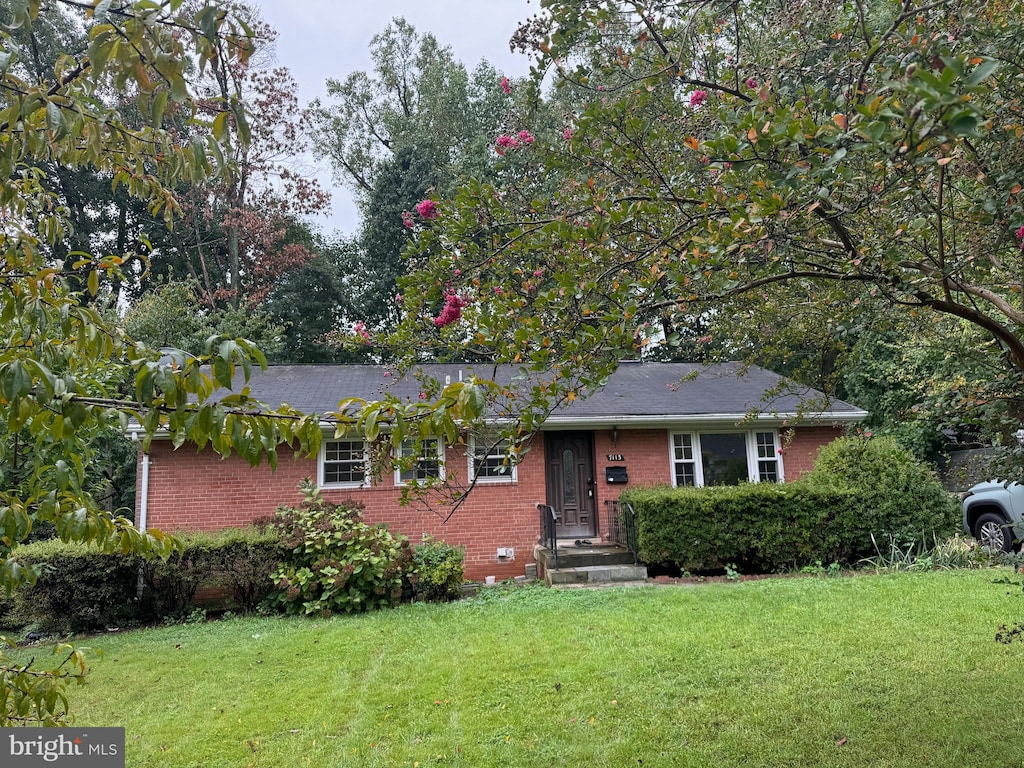 view of front of home featuring a front lawn