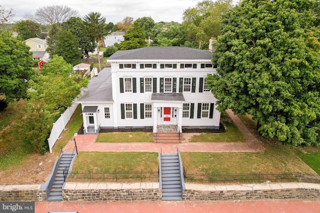 colonial-style house featuring a front yard