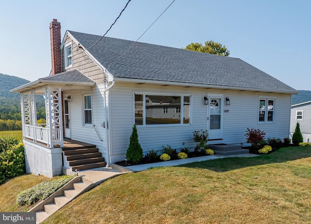 view of front facade with a front lawn