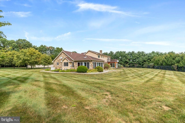 view of front facade featuring a front lawn